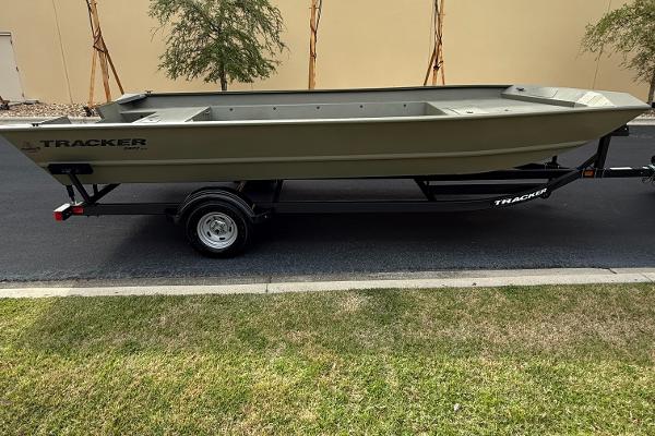 Tracker GRIZZLY 2072 Utility 2025 Tracker GRIZZLY 2072 Utility boat on trailer, parked outdoors.
