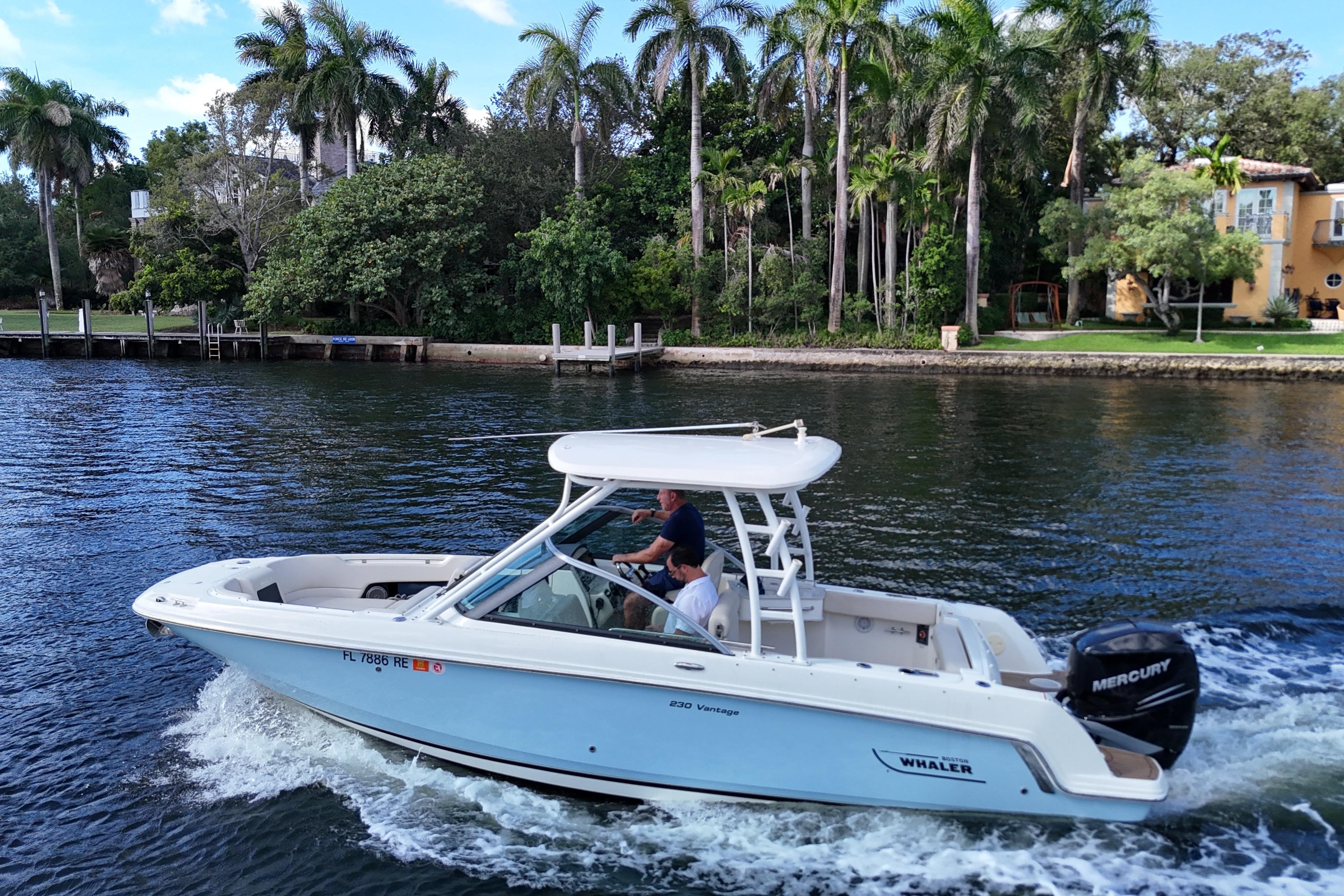2017 Boston Whaler 230 Vantage