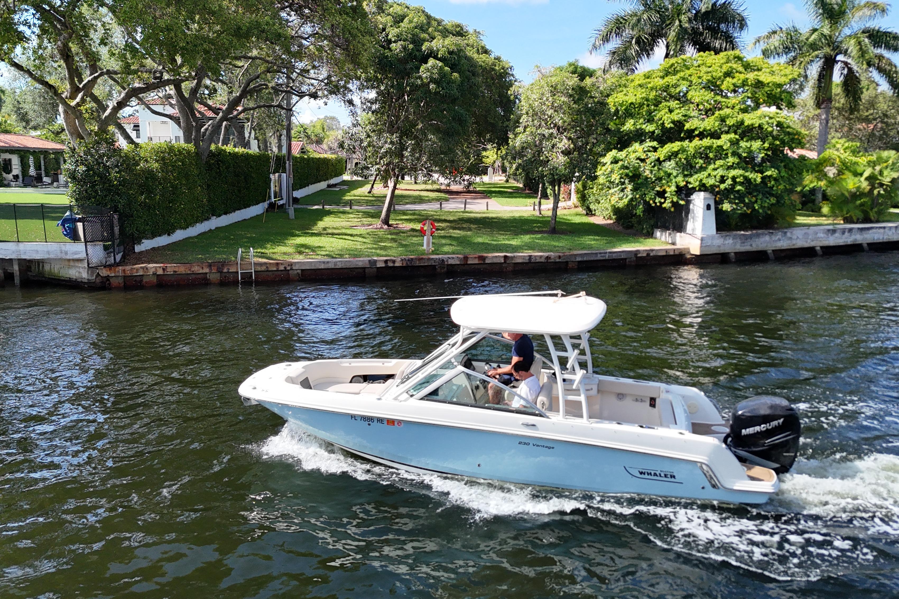 2017 Boston Whaler 230 Vantage