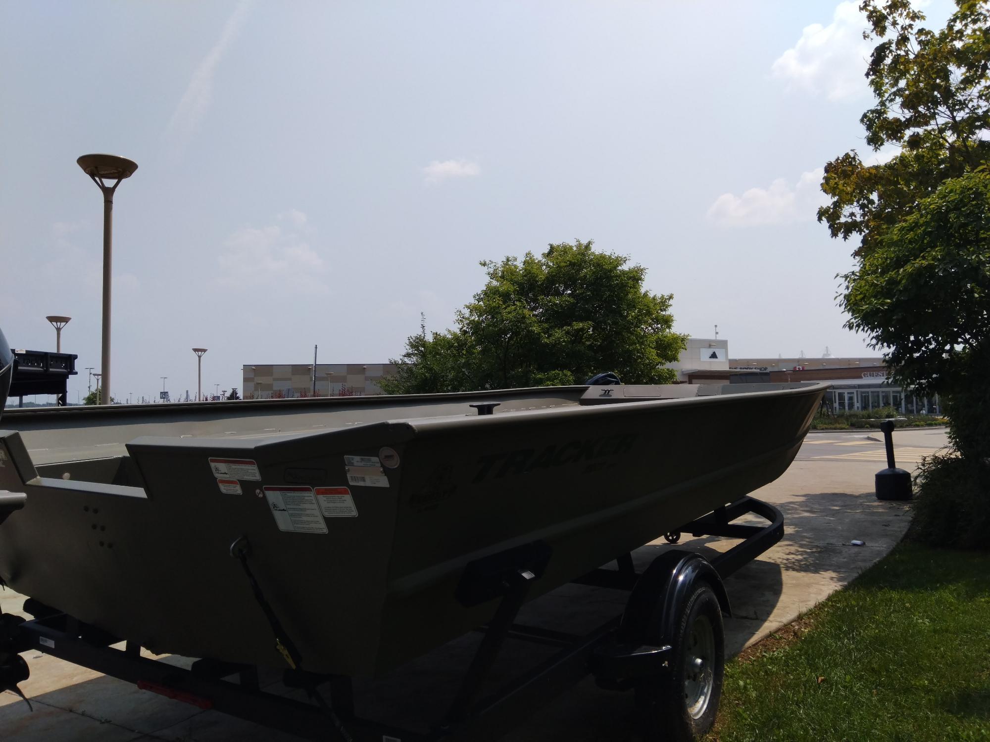 Tracker GRIZZLY 2072 Utility 2025 Tracker GRIZZLY 2072 Utility boat on trailer, parked outdoors under clear sky.