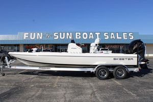 Skeeter SX230 2026 Skeeter SX230 boat on trailer at Fun-N-Sun Boat Sales dealership.