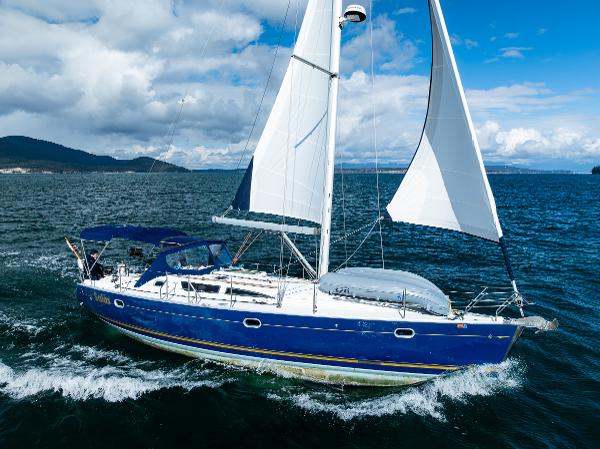 Jeanneau Sun Odyssey 40 2001 Jeanneau Sun Odyssey 40 sailing on open water under a clear blue sky.