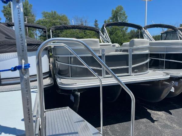 SunChaser Vista 20 LR 2024 SunChaser Vista 20 LR pontoon boat at a dealership.