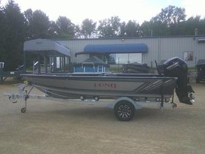 Lund 1875 Pro Guide 2025 Lund 1875 Pro Guide boat on trailer, parked outside dealership.