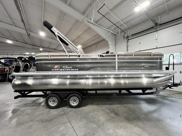 Sun Tracker Party Barge 22 DLX