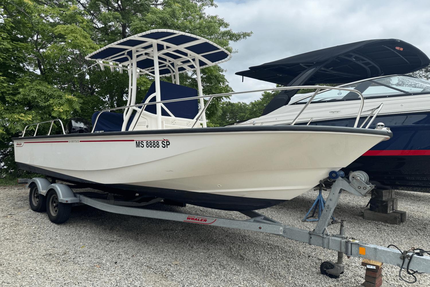 2019 Boston Whaler 210 Montauk