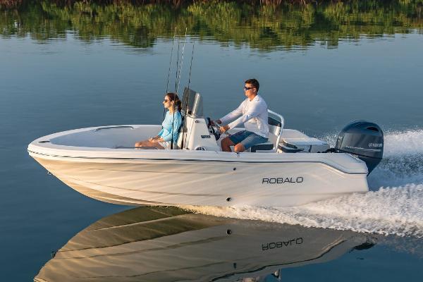 2025 Robalo R160 Center Console