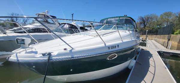 Maxum 3500 SCR 2002 Maxum 3500 SCR boat docked under clear blue sky.