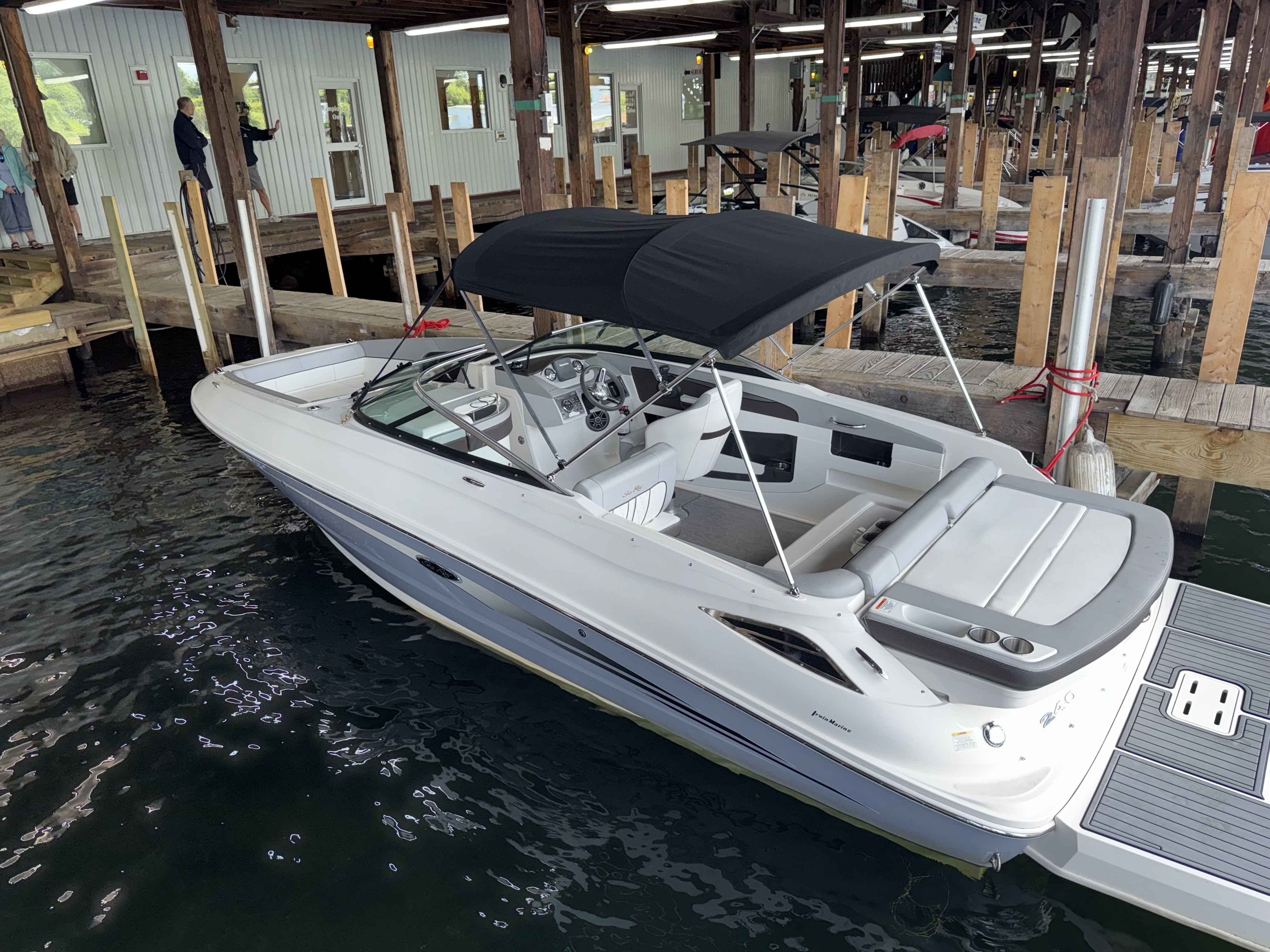 2016 Sea Ray 240 Sundeck
