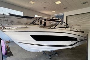 Jeanneau CAP CAMARAT 7.5 WA SERIE 3 2025 Jeanneau CAP CAMARAT 7.5 WA SERIE 3 boat displayed indoors.