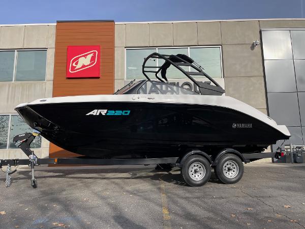 Yamaha Boats AR220 2025 Yamaha Boats AR220 on trailer outside dealership.