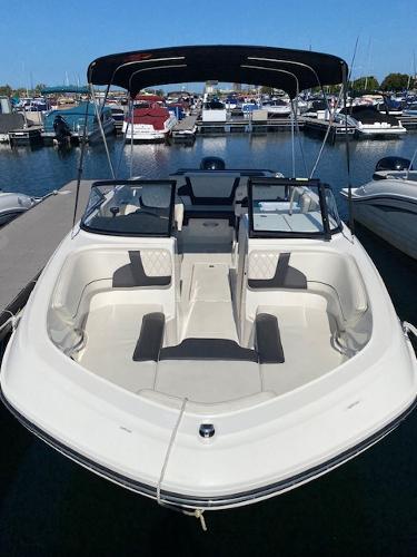 Bayliner VR6 Bowrider OB 2021 Bayliner VR6 boat docked at marina, featuring spacious seating and sleek design.
