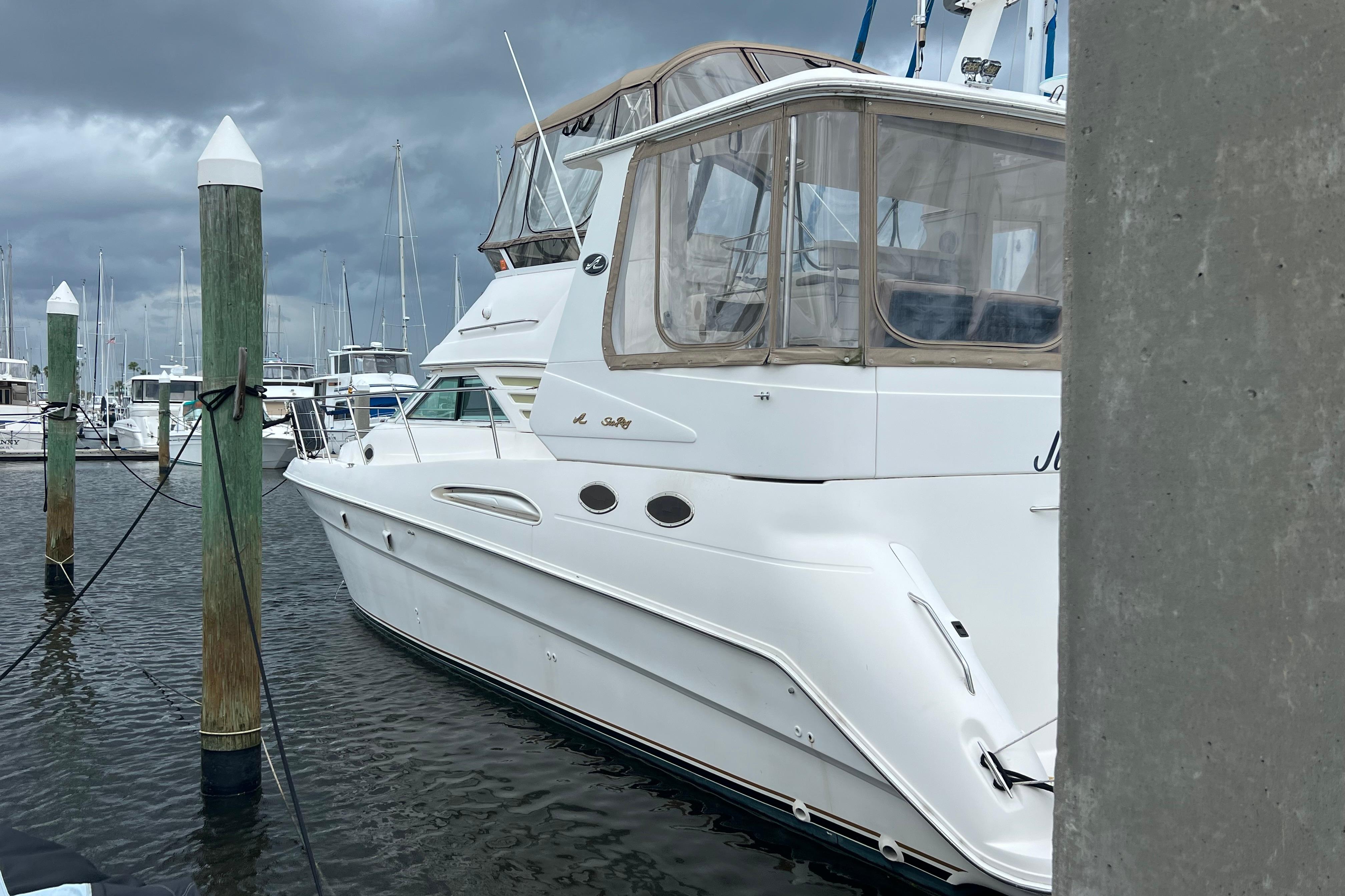 Sea Ray 420 Aft Cabin 1998 Sea Ray 420 Aft Cabin yacht docked at marina under cloudy skies.