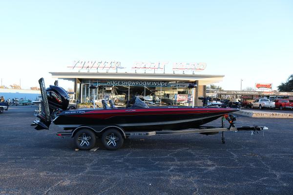 Skeeter ZXR 20 2025 Skeeter ZXR 20 boat on trailer outside dealership showroom.