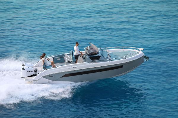Ranieri NEXT 275 LX 2025 Ranieri NEXT 275 LX boat cruising on clear blue water.