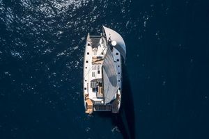 Privilege Signature 650 Aerial view of 2025 Privilege Signature 650 yacht sailing on deep blue ocean.