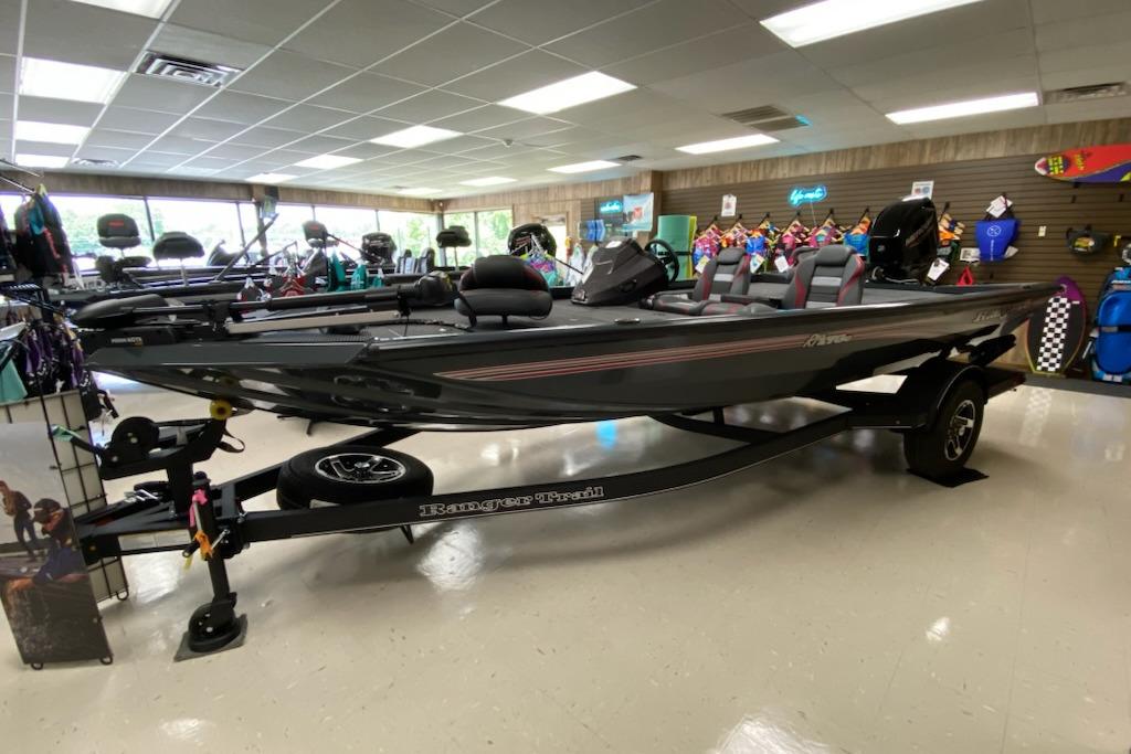 Ranger RT178C 2025 Ranger RT178C boat displayed in a showroom with accessories.