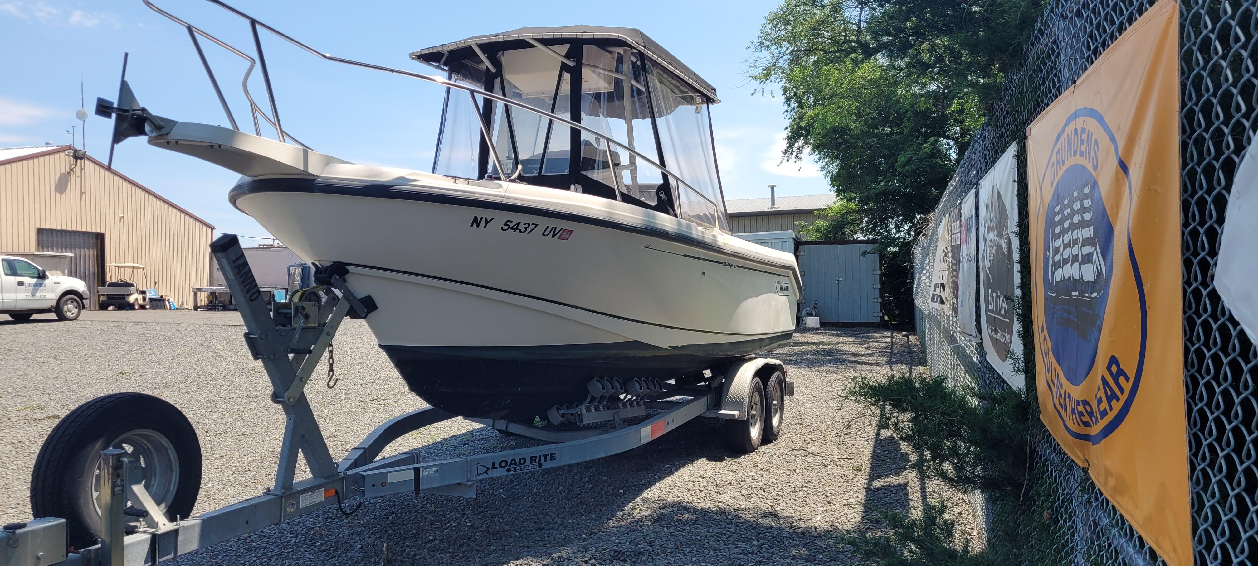 2000 Boston Whaler 240 Outrage