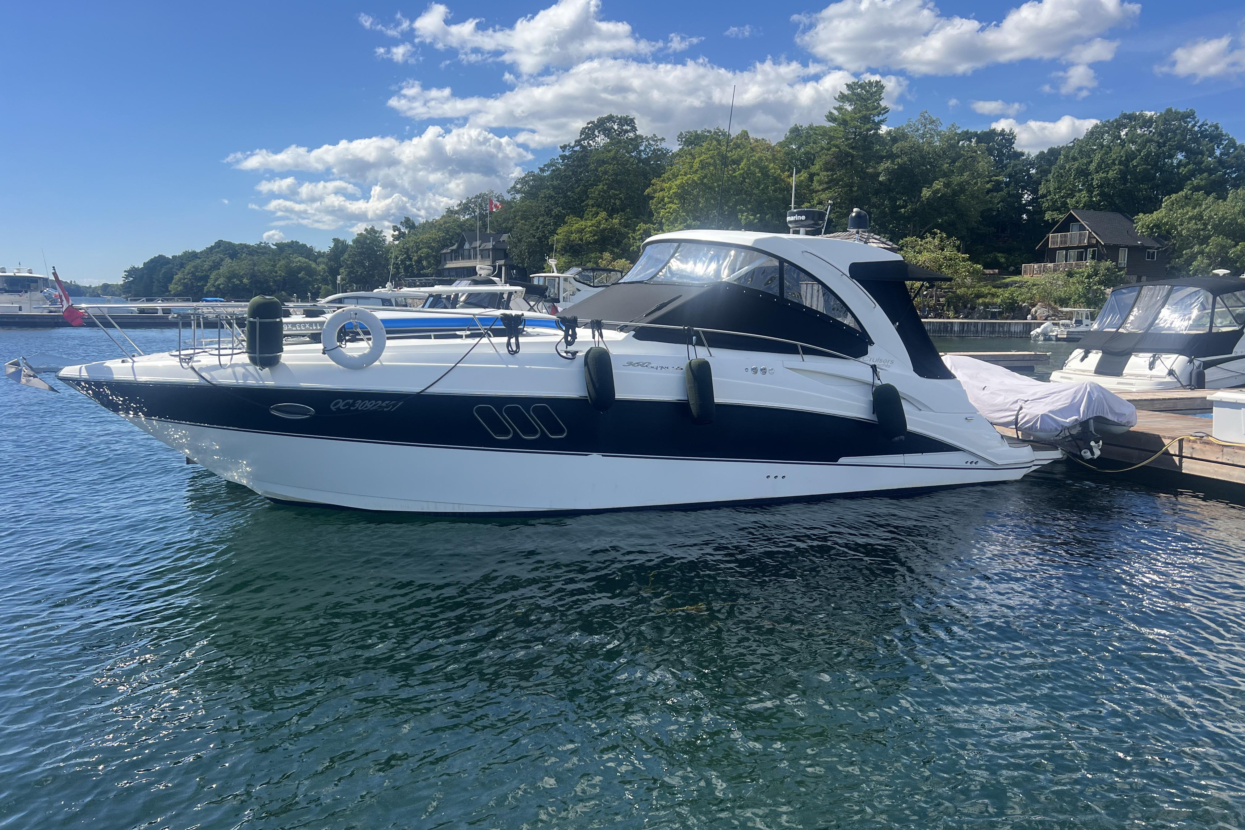 2010 Cruisers Yachts 360 Express