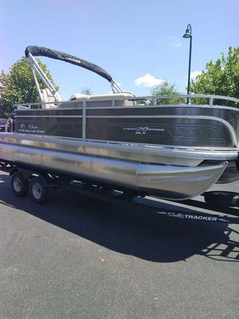 2024 Sun Tracker Fishin' Barge® 20 DLX