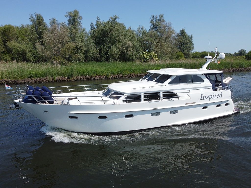 Valk Continental 15.50 FR 2007 Valk Continental 15.50 FR yacht cruising on a river, surrounded by lush greenery.