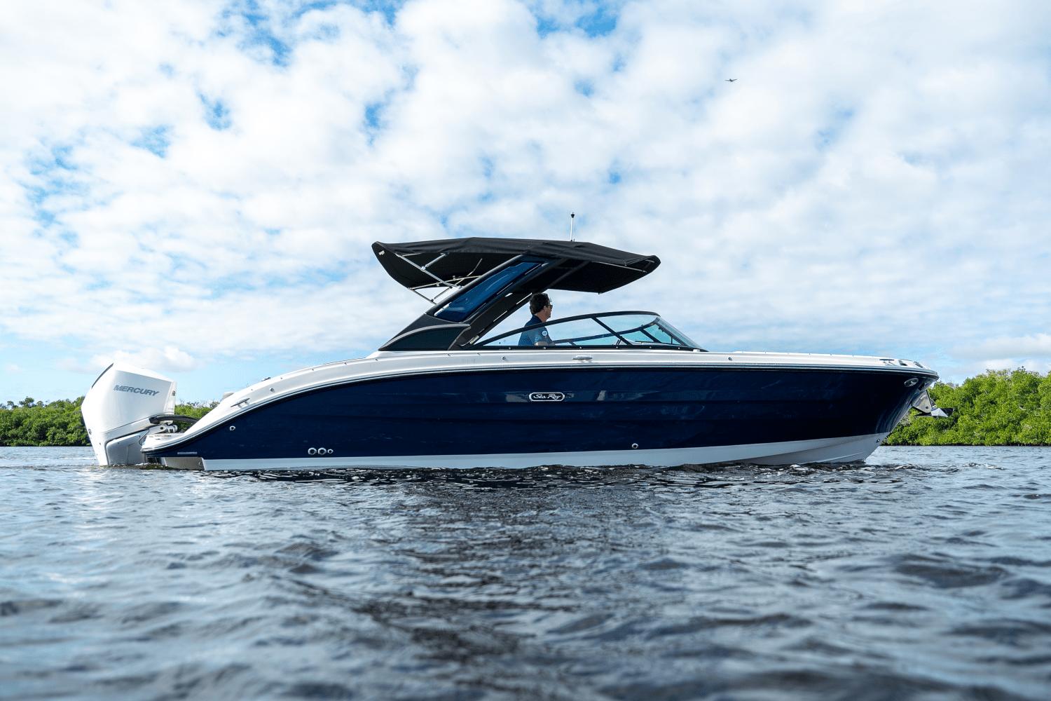 2025 Sea Ray SDX 270 Outboard