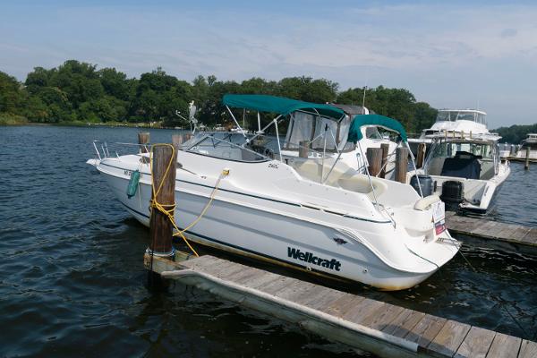 Wellcraft 260 SE 1998 Wellcraft 260 SE boat docked at a marina.