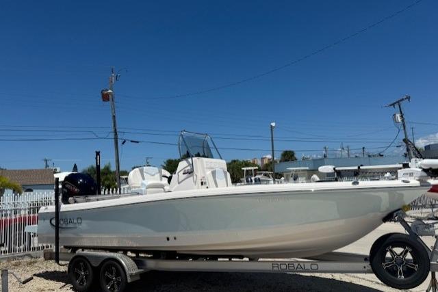 2023 Robalo 226 Cayman