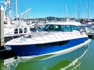 Tiara Yachts 43 LE 2025 Tiara Yachts 43 LE docked in a marina, showcasing sleek design and modern features.