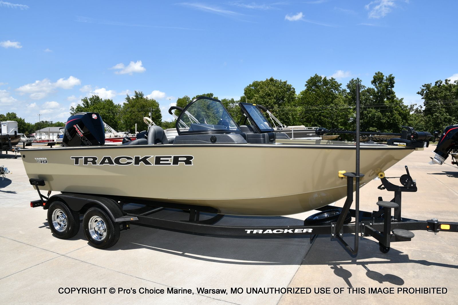 Tracker Targa V-19 Walk-Thru w/225HP Pro-XS