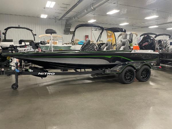 Nitro Z20 XL Pro 2025 Nitro Z20 XL Pro boat in showroom, side view.