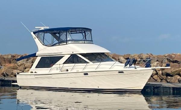 1997 Bayliner 3988 Command Bridge
