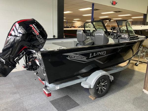 Lund 1775 Adventure Sport 2025 Lund 1775 Adventure Sport boat on trailer in showroom.