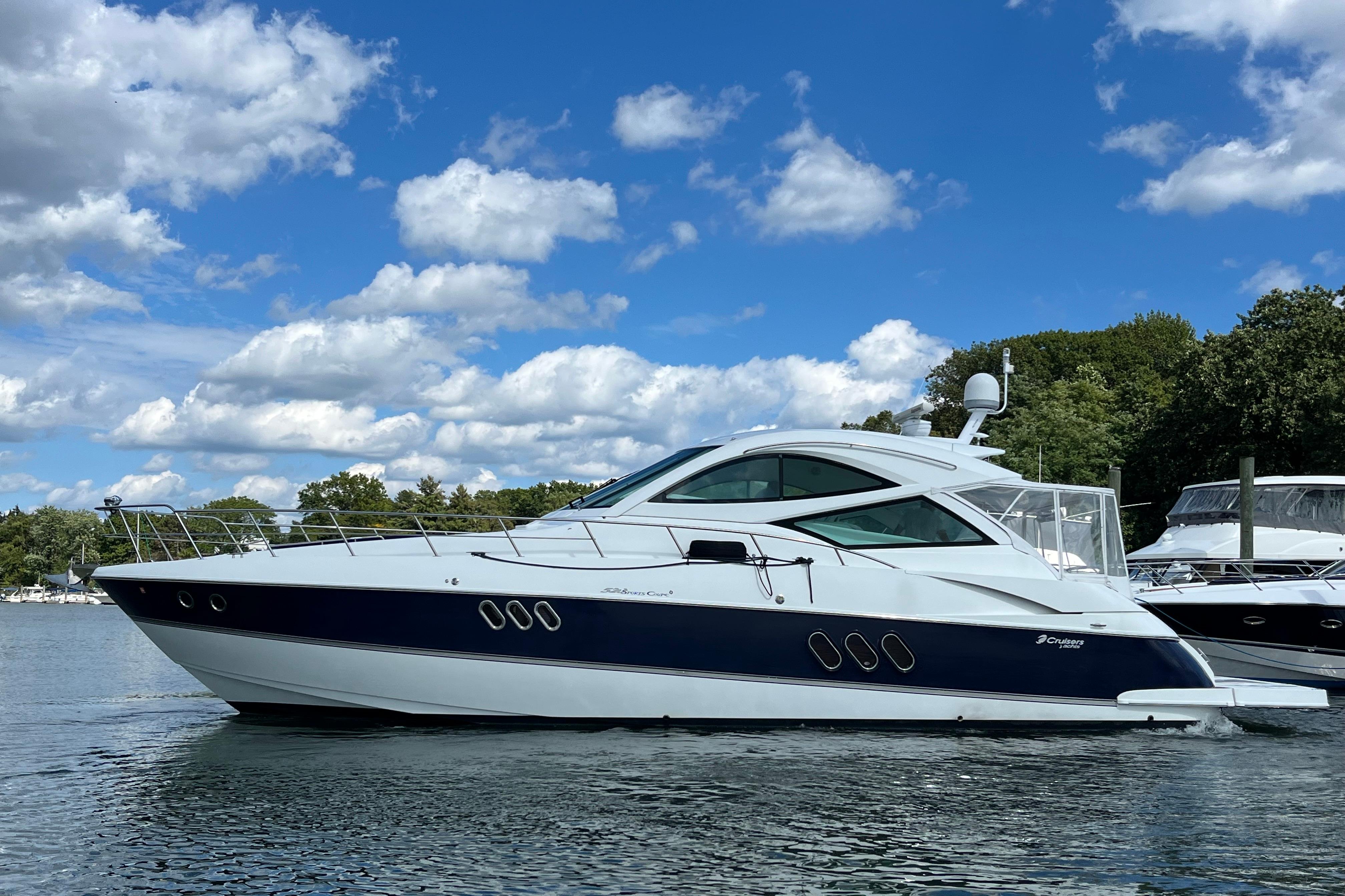 2010 Cruisers Yachts 520 Sports Coupe