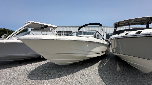 2025 Boston Whaler 210 Vantage