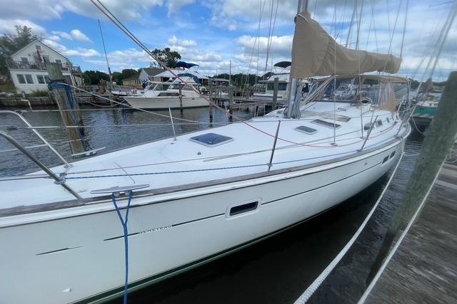 Beneteau 423 2004 Beneteau 423 sailboat docked at marina under blue sky.