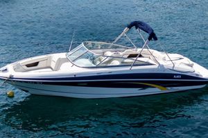 Four Winns 260 Horizon 2007 FOUR WINS HORIZON 260 boat on clear blue water, featuring sleek design and comfortable seating.