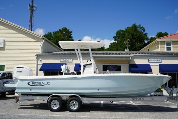 2025 Robalo 246 Cayman