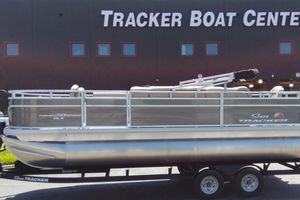 Sun Tracker Fishin' Barge 20 DLX 2025 Sun Tracker Fishin' Barge 20 DLX pontoon boat at Tracker Boat Center.
