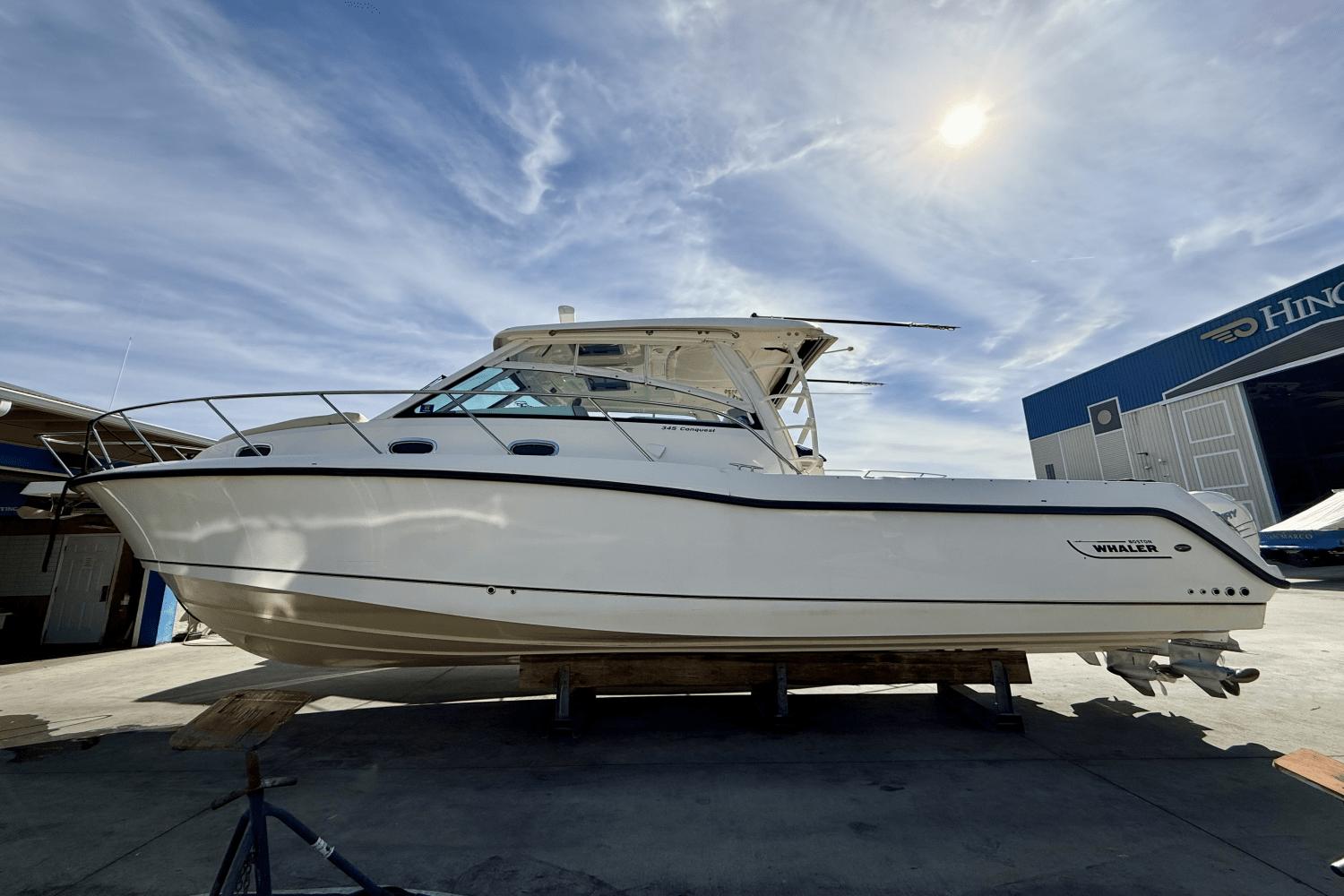 2015 Boston Whaler 345 Conquest