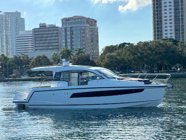 2024 Sealine C335V