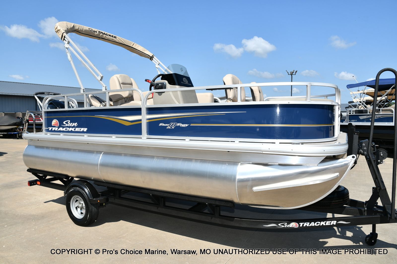 Sun Tracker Bass Buggy 18 DLX w/60HP CT 4 Stroke