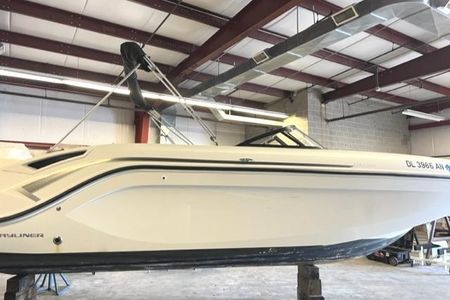 Bayliner DX2200 – Explore Deck Boat Models