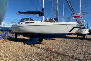 Hunter Horizon 30 1993 Hunter Horizon 30 sailboat for sale on gravel lot under clear blue sky.