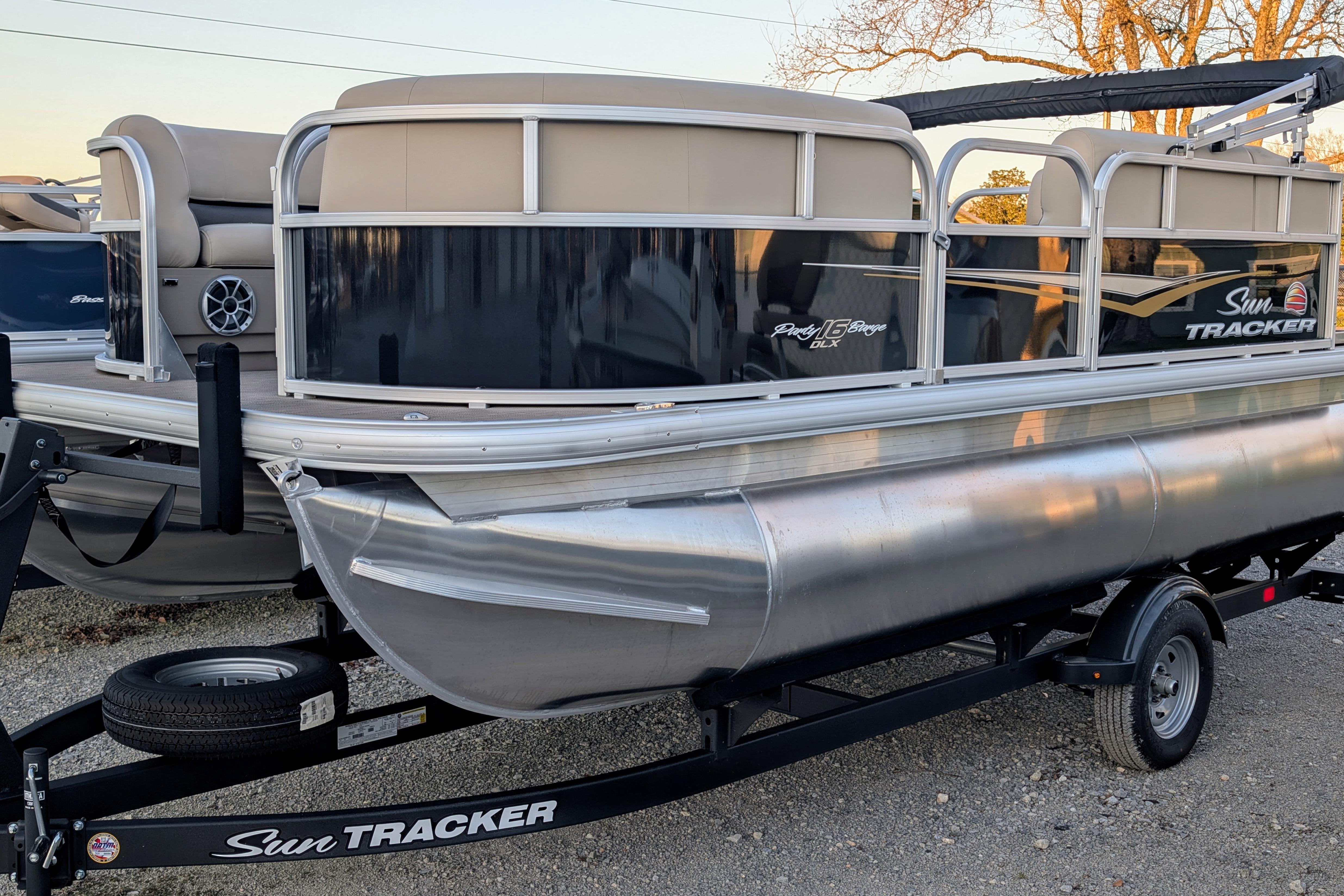 2025 Sun Tracker Party Barge 16 DLX