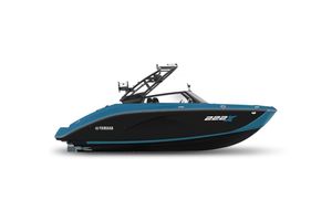 Yamaha Boats 222XE 2026 Yamaha Boats 222XE, sleek black and blue design, side view.