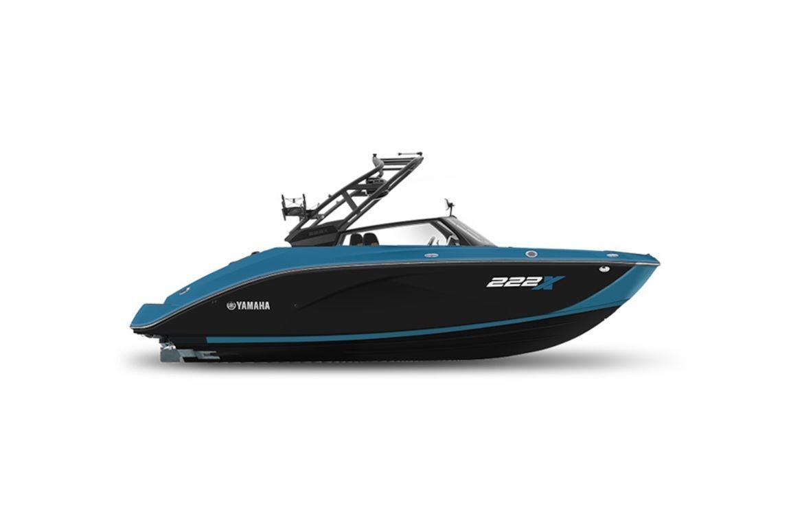 Yamaha Boats 222XE 2026 Yamaha Boats 222XE, sleek black and blue design, side view.