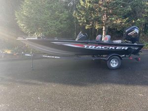 Tracker Pro Team 175 Crappie Edition 2025 Tracker Pro Team 175 Crappie Edition boat on trailer, parked outdoors.