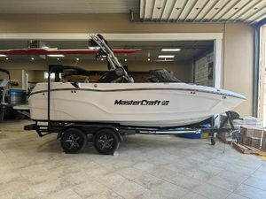 MasterCraft XT20 2024 MasterCraft XT20 boat on trailer in showroom.