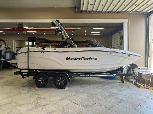 MasterCraft XT20 2024 MasterCraft XT20 boat on trailer in showroom.